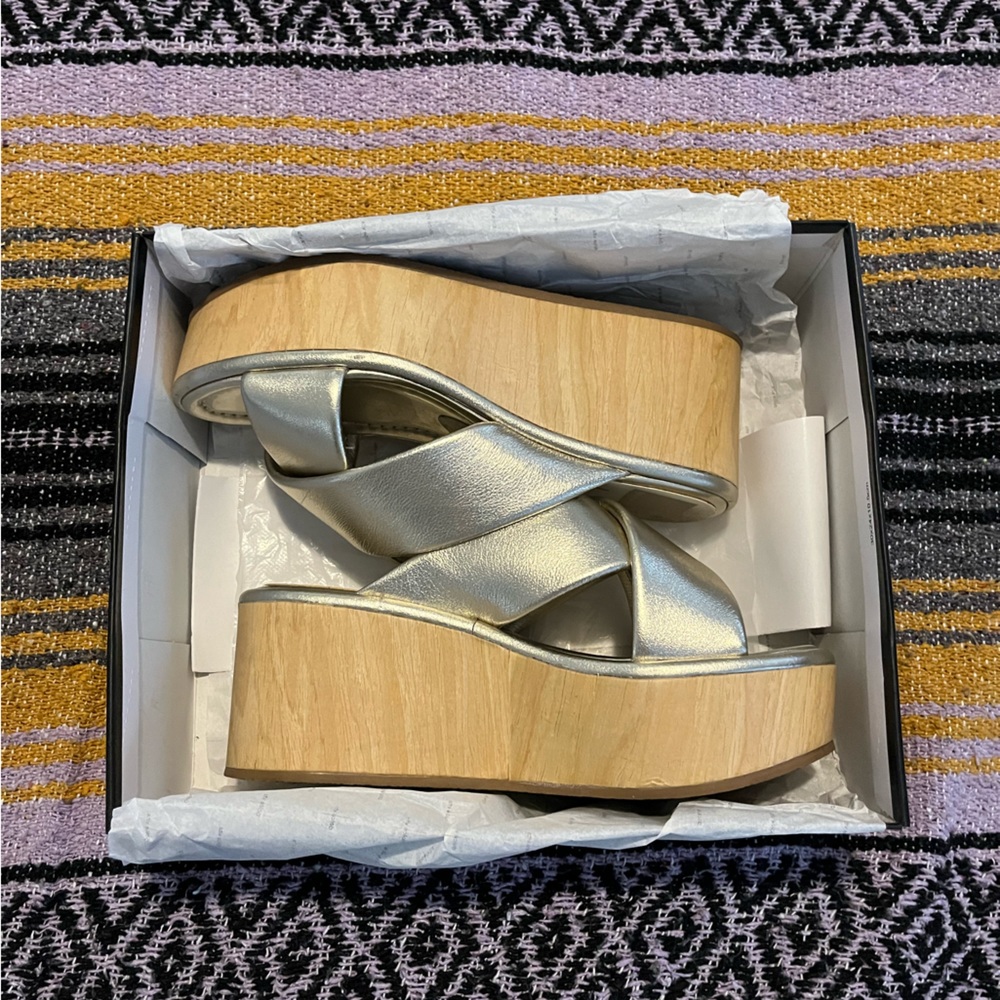 Dolce Vite gold sandals
